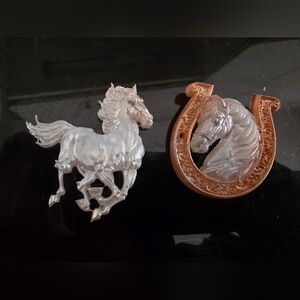 Lot Of 2 Resin Handmade Brooches, Rinning Horse & Horse Shoe
